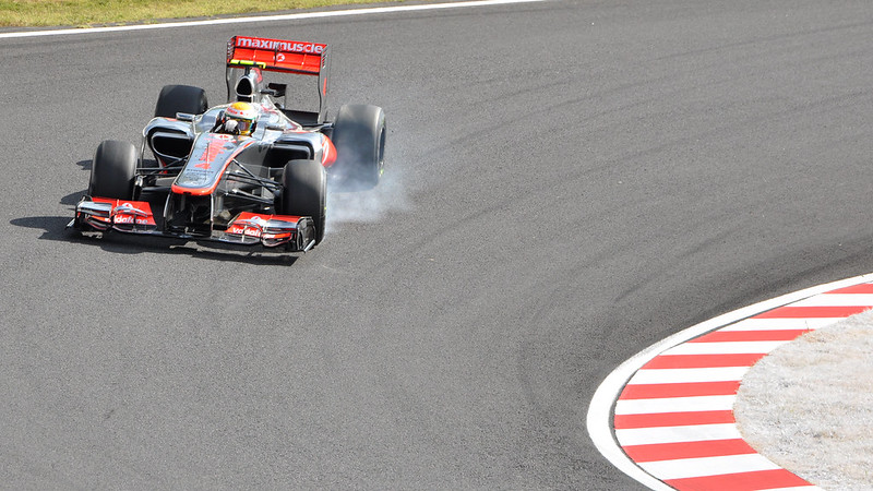 2012-Lewis-Hamilton-brakes-late-and-locks-up-tyre (1)